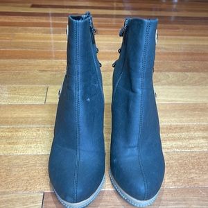 Womens size 38 platform ankle high boot with beautiful back detail